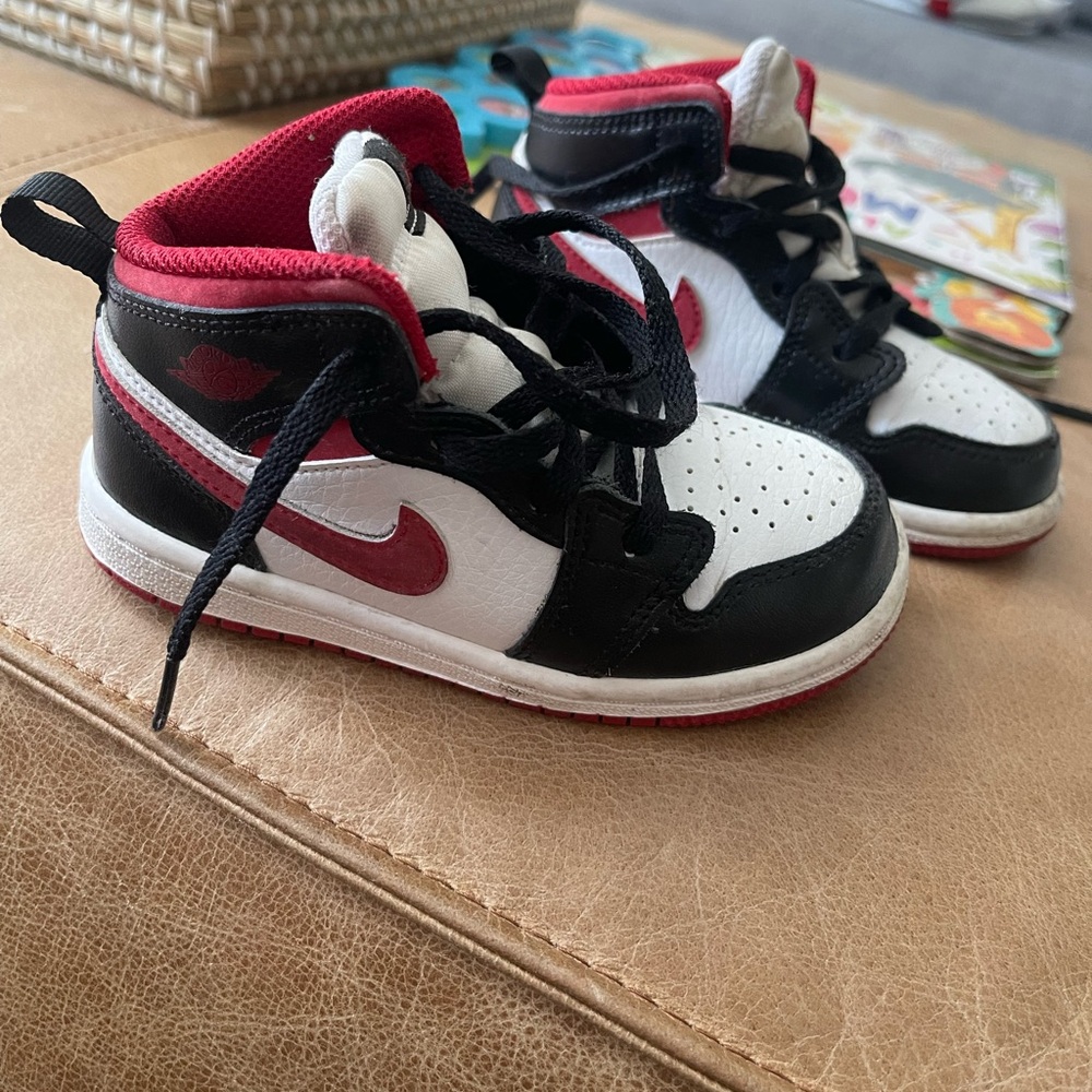 Toddler Boys Nike Jordan 1 Mid in White Red and Black Size 8c (EUR 25)